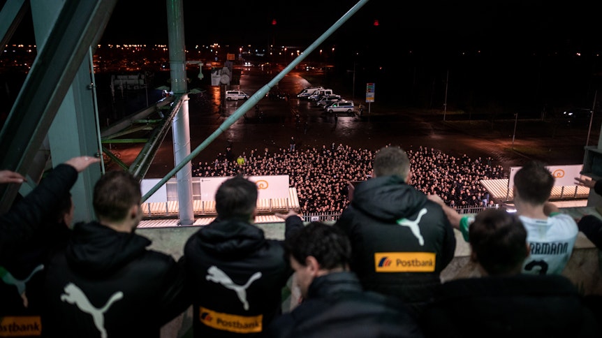 Trotz Coronavirus-Alarm: Hunderte Fans von Borussia Mönchengladbach feierten ihre Mannschaft nach dem 2:1-Sieg gegen den 1. FC Köln.