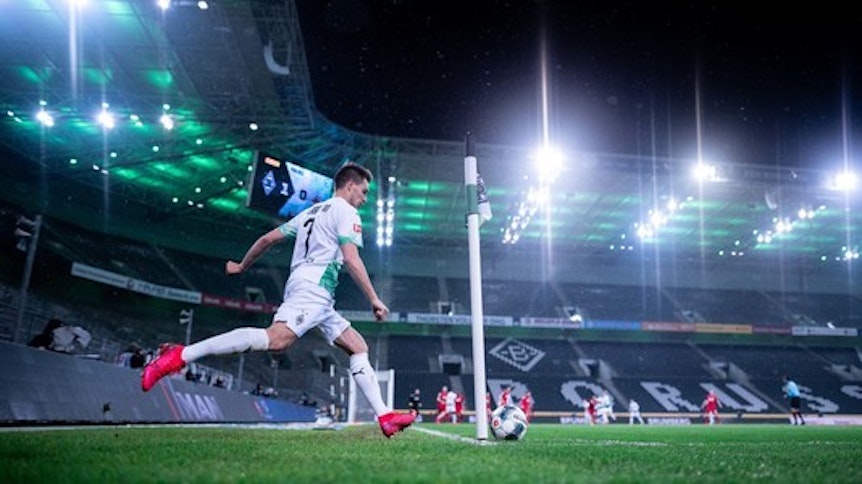 Ur-Borusse Patrick Herrmann, hier bei der Ausführung eines Eckstoßes im Geisterspiel gegen den 1. FC Köln, hat sich mit seinen Gladbacher Mannschaftskollegen den imaginären Titel Rheinland-Meisterschaft gesichert.