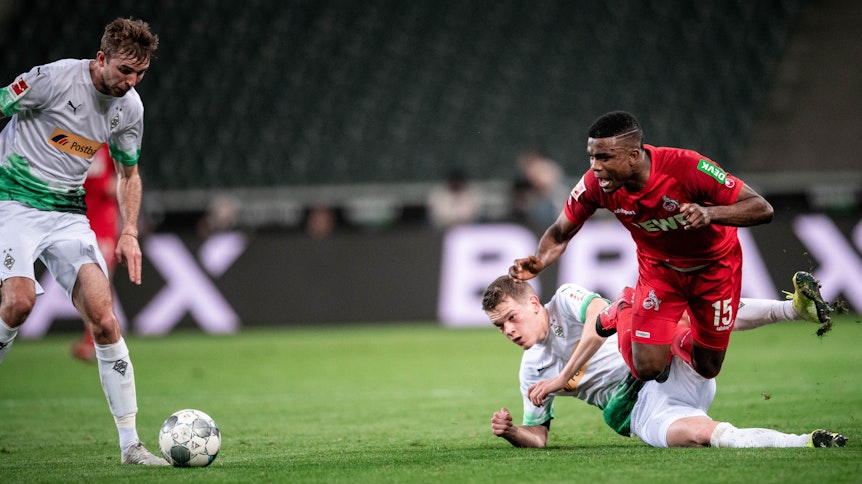 Christoph Kramer und Matthias Ginter nehmen Kölns Jhon Cordoba in die Mangel.