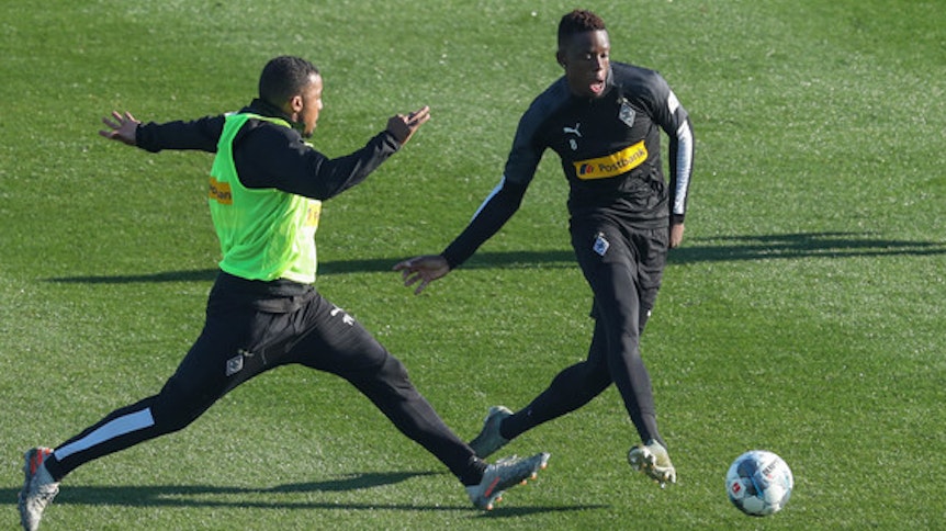 Denis Zakaria (r.), hier im Duell mit seinem Gladbacher Mannschaftskollegen Alassane Plea, soll nun Wunschspieler von Manchester United sein.