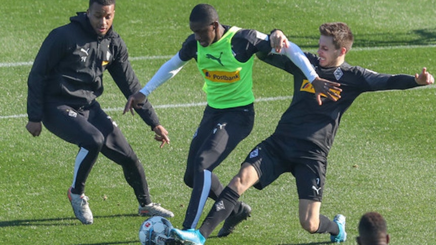 Abwehrspieler Mamadou Doucouré (Mitte) ist Borussia Mönchengladbach dankbar, dass der Verein ihn trotz einer anhaltenden Verletzungsmisere nicht hat fallen lassen.
