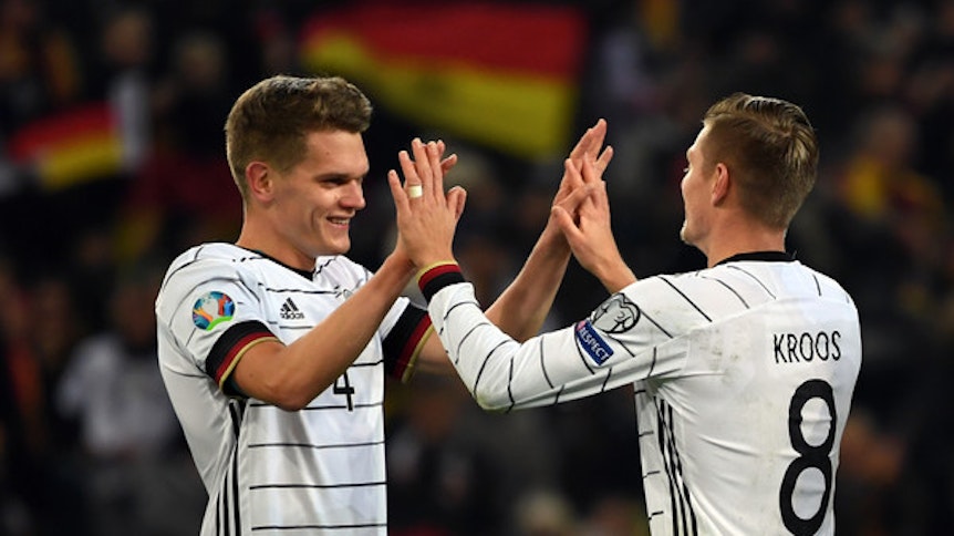 Gladbachs Nationalspieler Matthias Ginter (l.) klatscht sich mit Toni Kroos ab. Die DFB-Elf hat nun bekanntgegeben, einen Millionen-Betrag im Rahmen der Corona-Krise zu spenden.