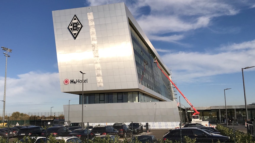 Im Borussia-Park sind Hotelbetten, moderne Rehaklinik samt Arztpraxen entstanden. Noch soll der Neubau allerdings kein Thema als Ausweich-Stätte für medizinische Versorgungs-Notstände wegen der Corona-Krise sein.