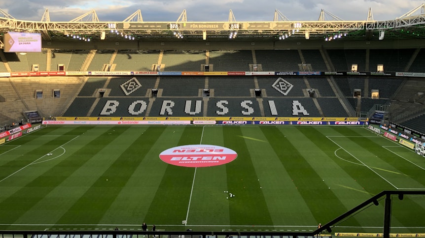 Im Borussia-Park ertönte „You’ll never walk alone“ als Zeichen der Solidarität in Zeiten des Coronavirus.