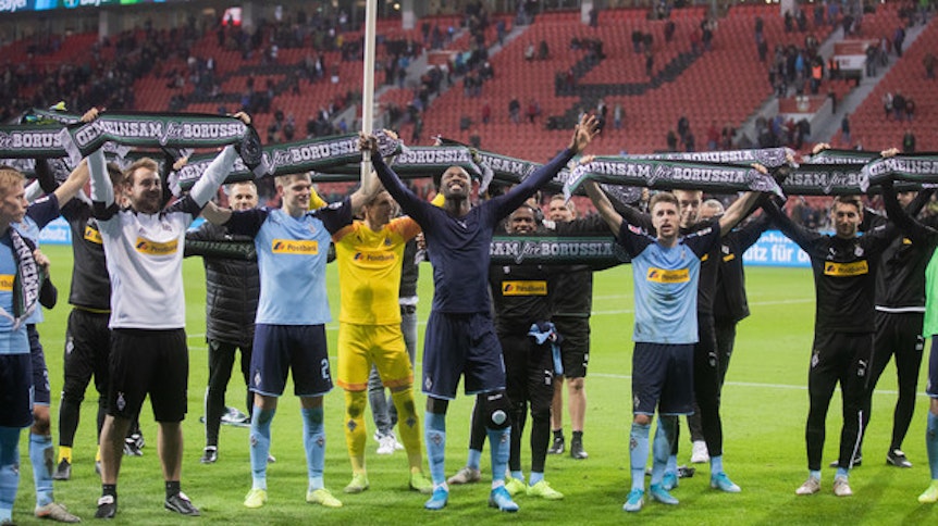 „Gemeinsam Borussia“-Schals hielten die Gladbacher Profis nach dem Hinrunden-Sieg in Leverkusen hoch. Nun beweisen sie mit ihrem Gehaltsverzicht, dass sie hinter dieser Aussage auch stehen.