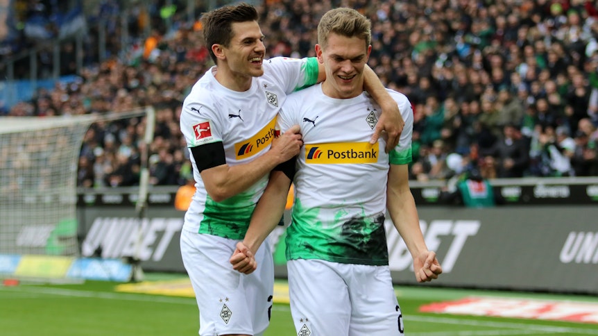 In dieser Saison läuft Borussia in einem Heimtrikot mit schwarz-grünen Rauchschwaden auf.