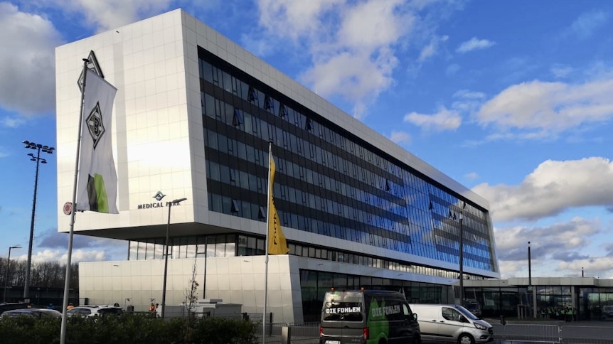 Puma soll sich beim neuen Heimtrikot von Borussia Mönchengladbach am Neubau orientiert haben.