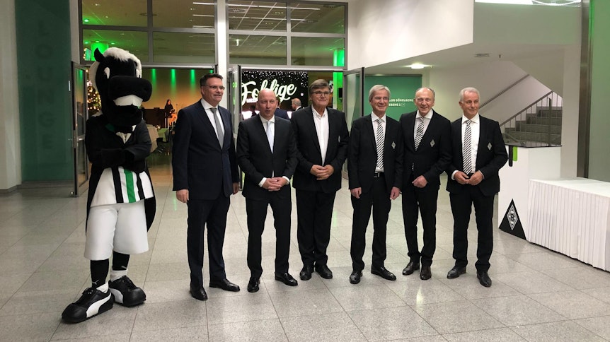 Die Führungsriege von Borussia Mönchengladbach. Direkt neben Maskottchen Jünter: Sponsoring-Chef Guido Uhle.