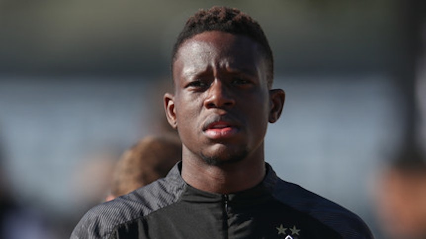 Denis Zakaria, Profi bei Fußball-Bundesligist Borussia Mönchengladbach, hält sich wegen des Coronavirus aktuell in seiner Wohnung fit.