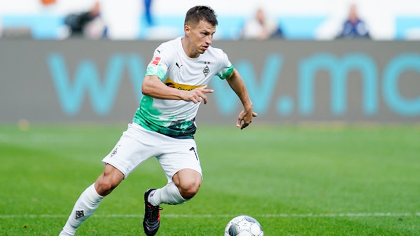 Stefan Lainer hat Ball und Gegenspieler im Blick. Der Zugang von RB Salzburg ist unumstrittener Stammspieler bei Borussia Mönchengladbach.