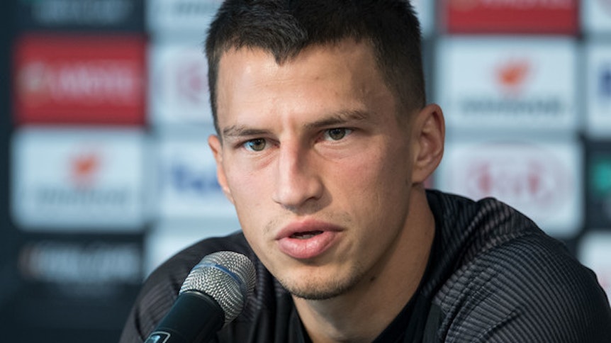 Stefan Lainer, Verteidiger bei Borussia Mönchengladbach, hält sich derzeit, wie seine Team-Kollegen, mit Training im „Homeoffice“ fit.