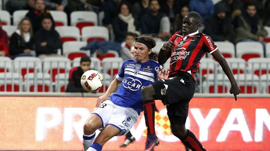 Malang Sarr (r.) verrichtet in dieser Szene das, was den Verteidiger von OGC Nizza auch für Borussia so interessant macht: Er klärt in höchstem Tempo gekonnt vor seinem Gegenspieler.