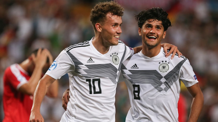 Bei Borussia Mönchengladbach stieg Mahmoud Dahoud (r.) zum Profi und U21-Nationalspieler auf. Seit Juli 2017 steht er in Dortmund unter Vertrag.
