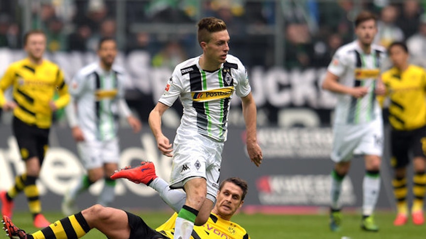 April 2015: Patrick Herrmann läuft allen BVB-Spielern davon und legt auf für Raffael.