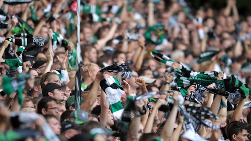Der Borussia-Park ist am Samstag im Top-Duell zwischen Gladbach und dem BVB ausverkauft. Experten streiten sich, ob das Spiel wegen der Coronavirus-Fälle im Rheinland stattfinden soll.