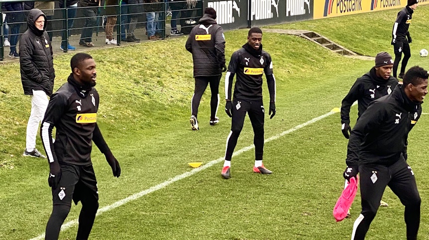 Bei der Gladbachbacher Abschlusseinheit ließ Team-Arzt Stefan Hertl (l., mit weißer Hose) Stürmer Marcus Thuram (l.) nicht aus den Augen.