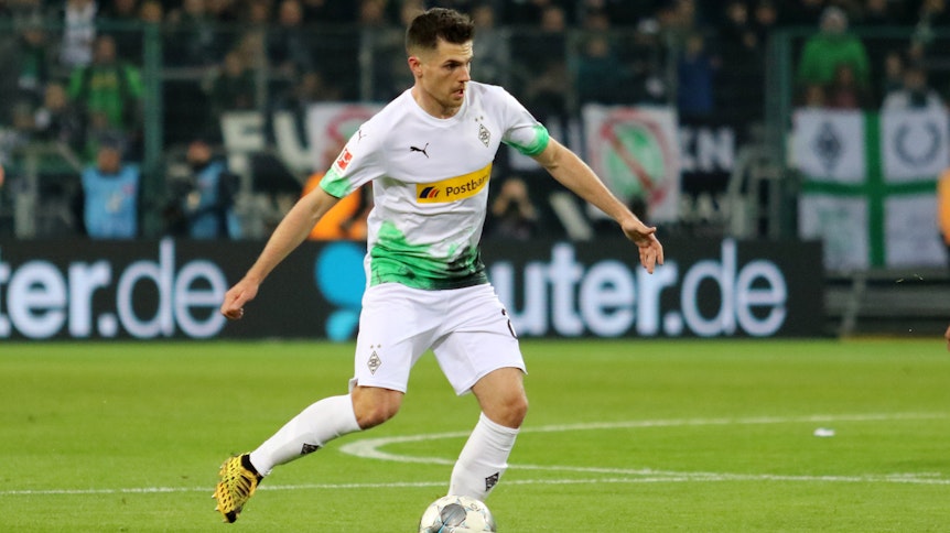 Gladbachs Jonas Hofmann wurde kurz vor der Pause von Dortmunds Axel Zagadou gefoult, der Strafstoßpfiff blieb jedoch aus.
