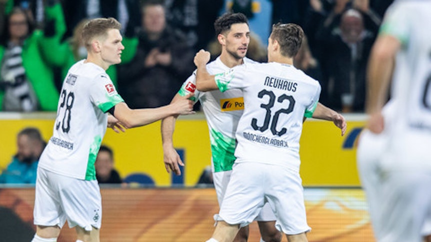 Hier gratuliert Florian Neuhaus seinem Kapitän Lars Stindl zum 1:1.