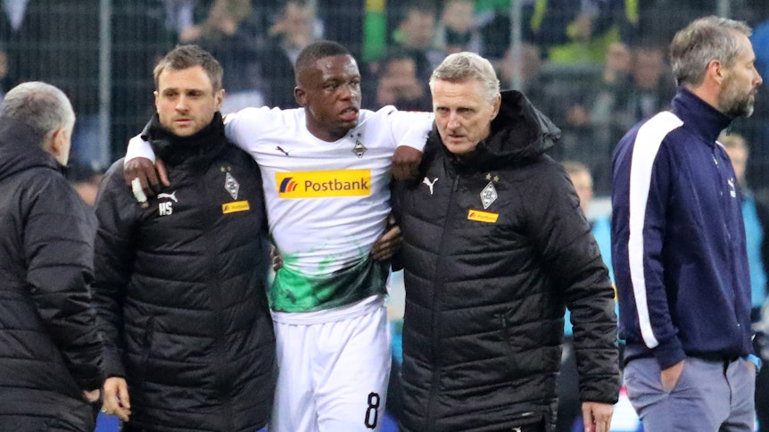 Denis Zakaria wird gegen den BVB mit Schmerzen vom Platz begleitet.