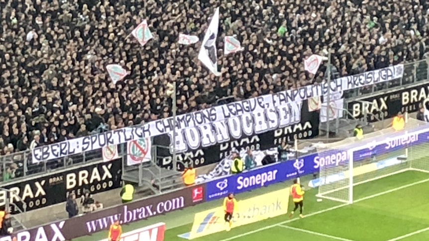 Dieses Banner war kurz vor dem Abpfiff des Dortmund-Spiels im Borussia-Park zu sehen.