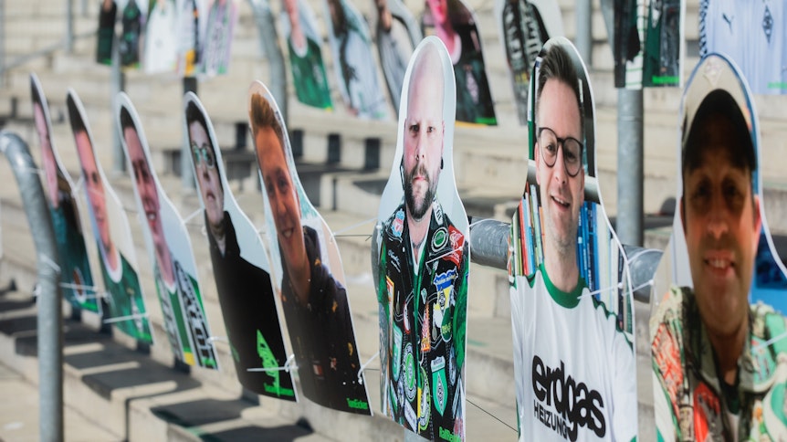 Die ersten „Pappkameraden“ wurden vom Gladbacher Fanprojekt bereits in der Nordkurve im Borussia-Park befestigt.