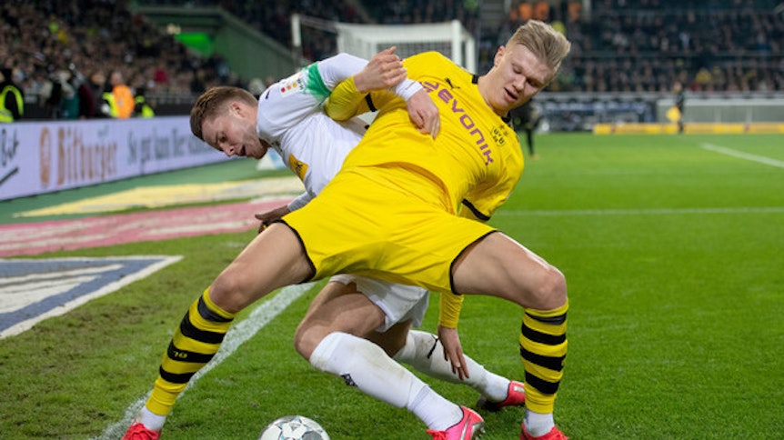 Nico Elvedi (hier im Duell mit Dortmunds Erling Haaland) macht als Innenverteidiger den besten Stürmern der Bundesliga das Leben schwer – und zählt selbst längst du den besten Profis auf seiner Position.