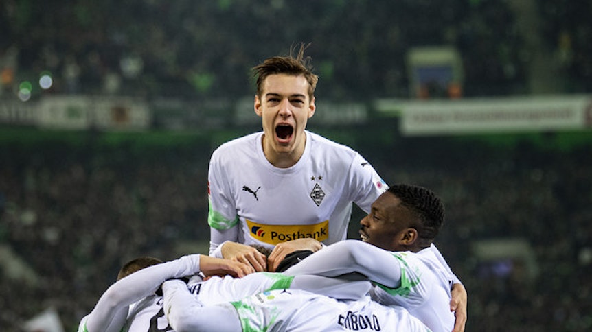 Florian Neuhaus (MItte) hat im Borussia-Park, am Niederrhein, sein sportliches Glück gefunden. Seiner bayerischen Heimat ist er weiterhin eng verbunden.