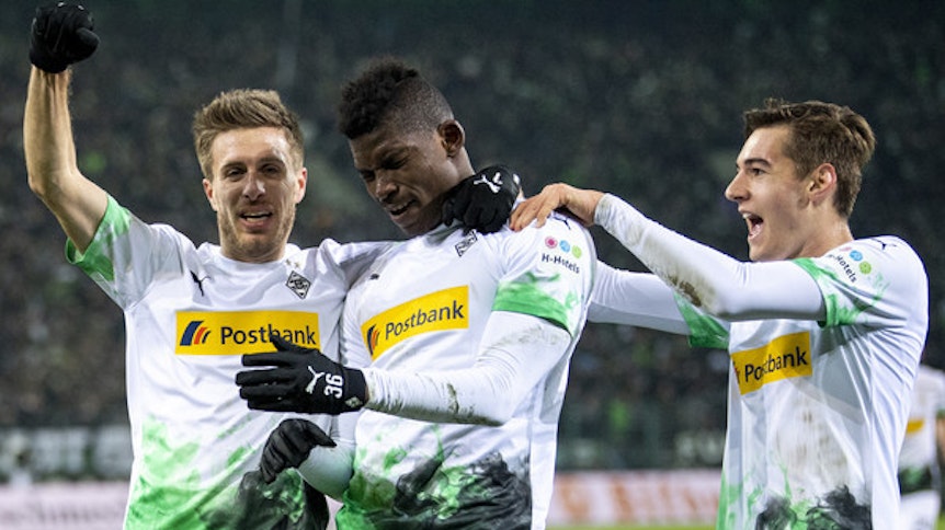 Gladbach-Stürmer Breel Embolo (Mitte) hat ins gegnerische Tor getroffen, die Kollegen Patrick Herrmann (r.) und Florian Neuhaus freuen sich mit ihm.