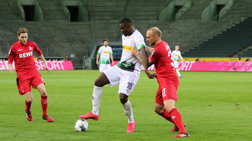 Das vergangene Geister-Derby in der Bundesliga konnte Gladbach durch einen 2:1-Sieg gegen den 1. FC Köln für sich entscheiden.
