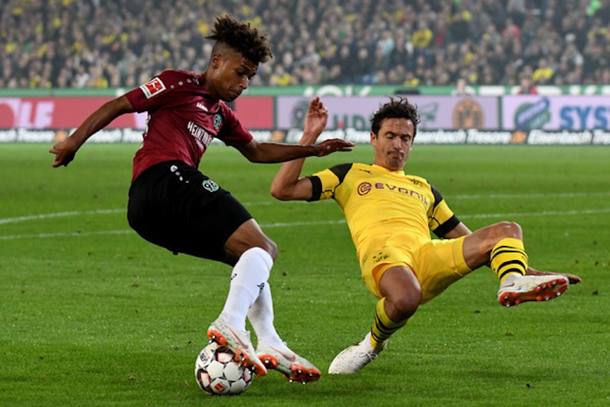 Flügel-Rakete Linton Maina (l.) 2018 im Duell mit Dortmunds Thomas Delaney. Hannovers Top-Talent hat auch schon Bundesliga-Luft geschnuppert.