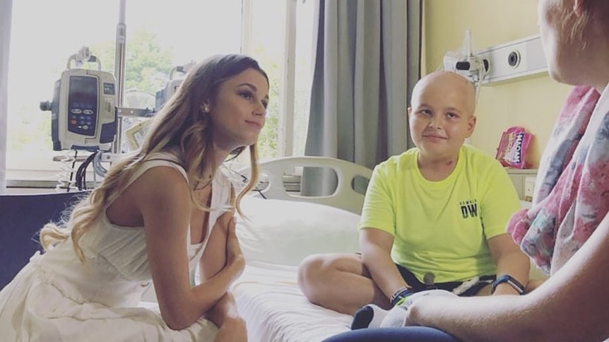 Bereits vor der Coronakrise haben sich die Ginters um Kinder in der Freiburger Uni-Klinik gekümmert. Hier besucht Christina Ginter (l.) einen kleinen Patienten.