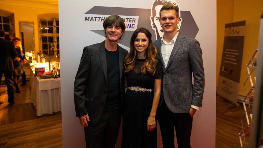 Borussias Nationalspieler Matthias Ginter (r.) und seine Frau Christina setzen sich in ihrer Heimatstadt Freiburg für Kinder und Jugendliche ein. Bei der Stiftungsgala 2019 war auch Bundestrainer Joachim Löw (l.) zu Gast.