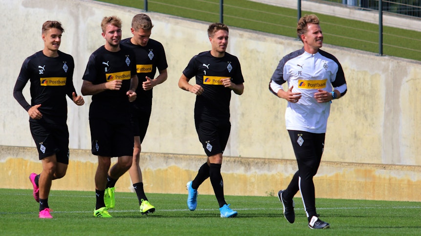 Ein Bild aus der Zeit vor dem Abstandhalten: Patrick Eibenberger joggt am Borussia-Park mit Florian Neuhaus, Christoph Kramer, Matthias Ginter und Patrick Herrmann.