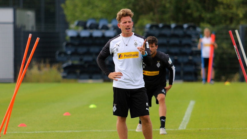 Patrick Eibenberger arbeitet seit Sommer 2019 als Athletiktrainer bei Borussia Mönchengladbach. Was ihn unter anderem mit Trainer Marco Rose und dessen Assistenten verbindet: die blaue Uhr am Handgelenk.