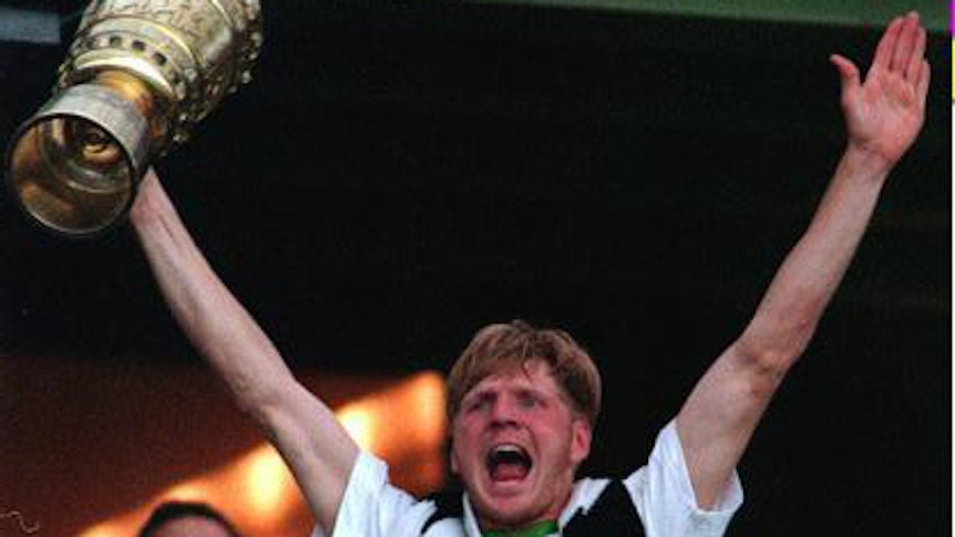 Da ist das Ding! Stefan Effenberg jubelt 1995 im Berliner Olympiastadion über den Pokalsieg mit Borussia Mönchengladbach.