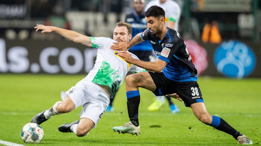 Verteidiger Tony Jantschke (l.) von Fußball-Bundesligist Borussia Mönchengladbach im Zweikampf mit Paderborns Gerrit Holtmann.