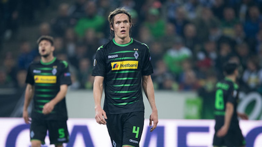 Jannik Vestergaard errichtete 2017 in der Europa League aus Versehen den „Maulwurfshügel“ vom Borussia-Park.