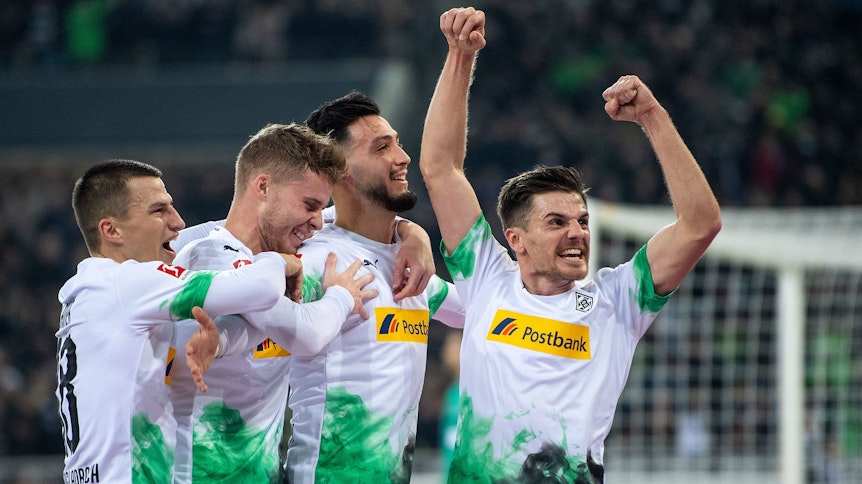 Stefan Lainer (links) und Ramy Bensebaini (zweiter von rechts) haben sich bei Borussia Mönchengladbach schnell in die Herzen der Fans gespielt.