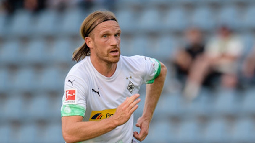 Das Gastspiel als Leih-Profi bei Werder Bremen erweist sich für Gladbach-Verteidiger Michael Lang als Karriere-Knick. Nun soll ein Wechsel in die Türkei ein Thema sein.