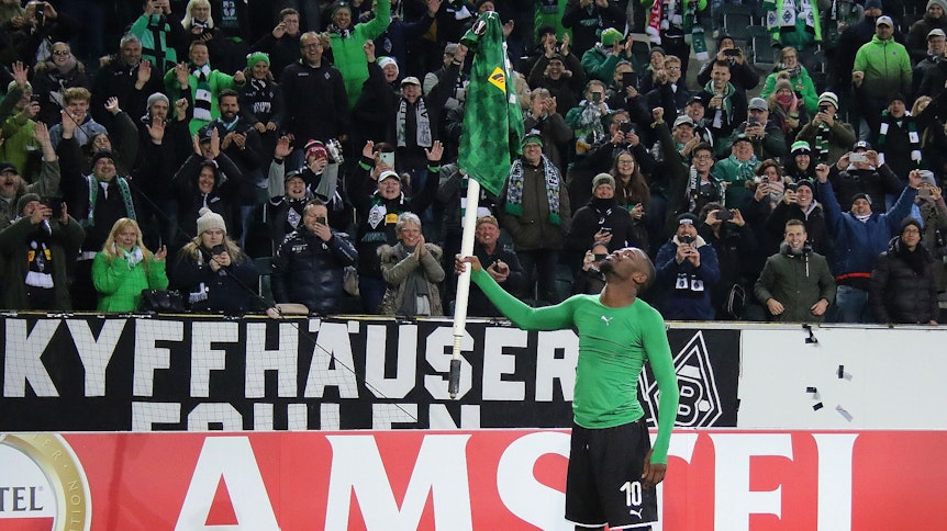 Der Eckfahnen-Jubel von Marcus Thuram hat eine Zeitreise gemacht: Auf der Titanic, auf dem Mond und in New York ist Thuram in der Jubel-Pose zu sehen.