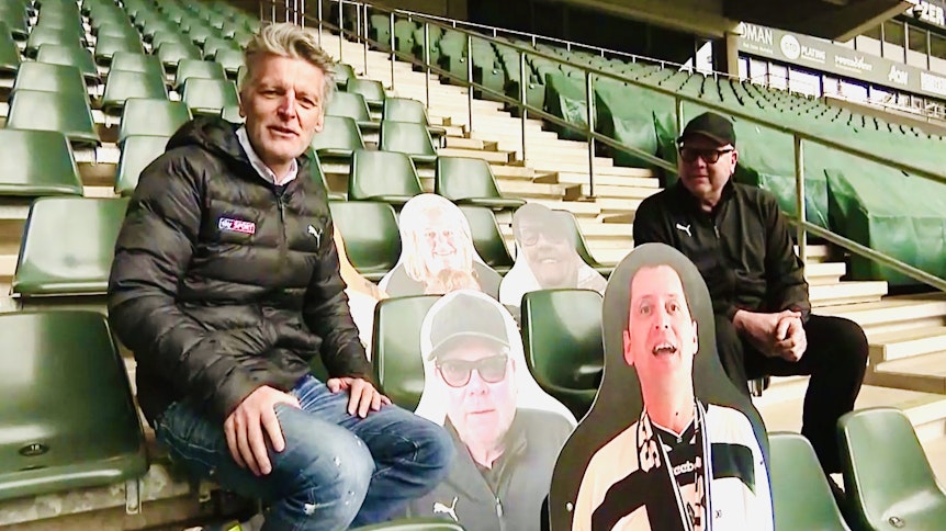 Sky-Reporter Christopher Lymberopoulos (l.) und Tower Weinmann zwischen den Pappkameraden, die bei Geisterpielen im Borussia-Park aufgestellt werden sollen.