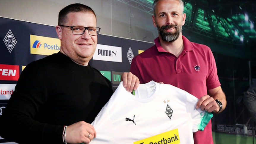 Manager Max Eberl (l.) und Trainer Maco Rose halten auch in der kommenden Saison ein weißes Heimtrikot von Ausrüster Puma in den Händen. Das dürfte feststehen. Allerdings droht die Brust der Borussia blank zu bleiben.
