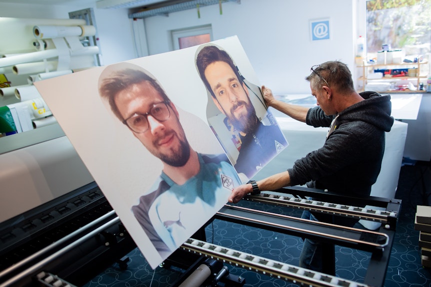 Die Ausdrucke werden von Andreas Hofmann und seinem Kollegen Thomas Heyer (hier im Bild) kontrolliert und zugeschnitten.