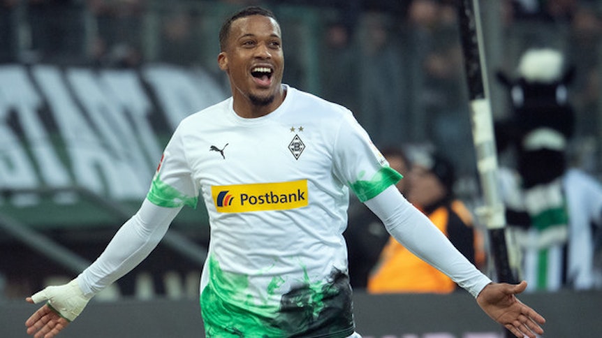 Borussias Stürmer Alassane Plea soll von Manchester United umworben werden.