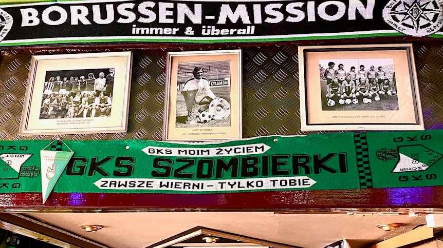 Borussi-Ja im „Endlich-Treff. Die Wände und Decken der Fan-Kneipe sind voller Fohlen-Erinnerungsstücke. Ob Kleff, Effenberg, Xhaka, Herrmann oder Stindl – zahlreiche VfL-Spieler haben sich mit Autogrammen an der Theke verewigt.