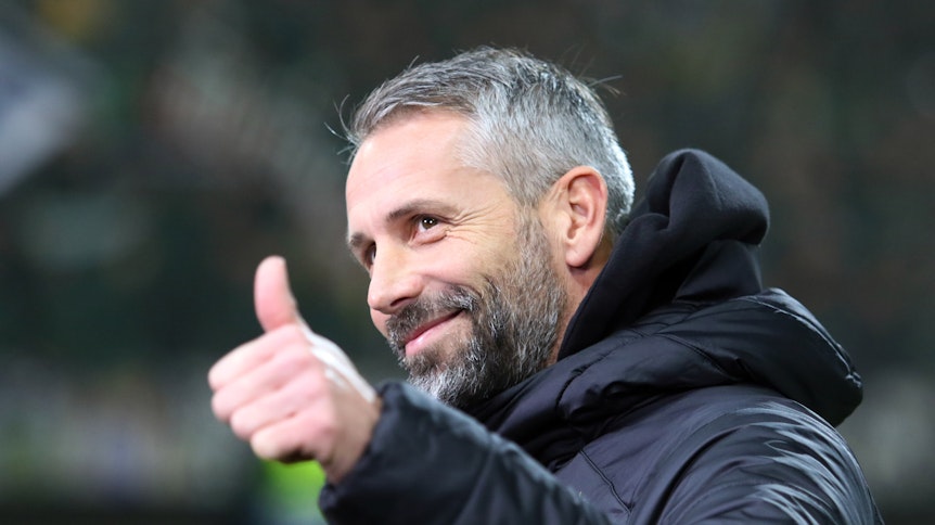 Marco Rose, Cheftrainer von Borussia Mönchengladbach freut sich über die Unterstützung der „Pappkameraden“.