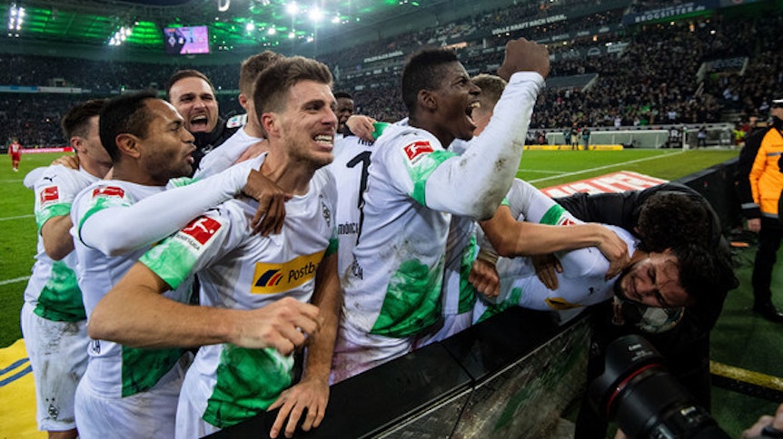 Bilder, wie es sie vorerst nicht zu sehen geben wird in der Bundesliga: Borussia Mönchengladbach bejubelt den Last-Minute-Sieg gegen den FC Bayern München.