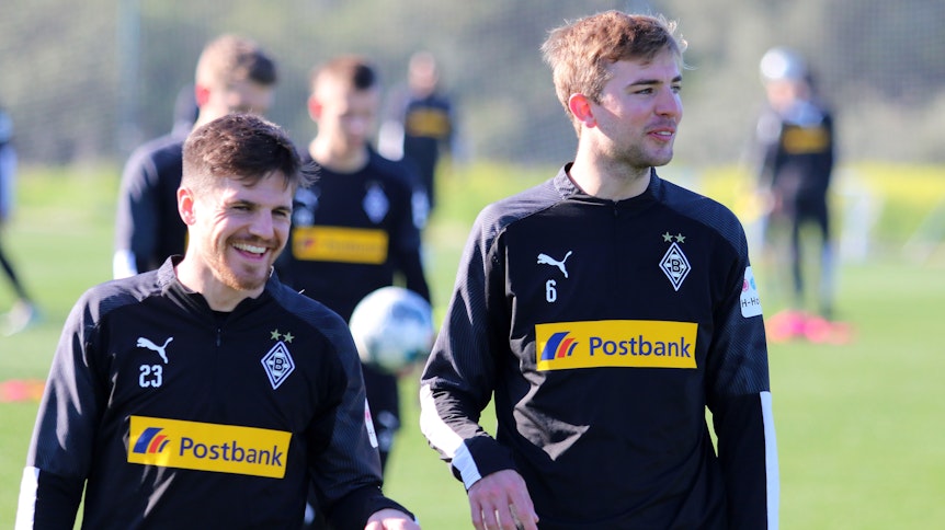Jonas Hofmann (links) ist mit Blick auf den Gladbacher Liga-Neustart bei Eintracht Frankfurt zuversichtlich.