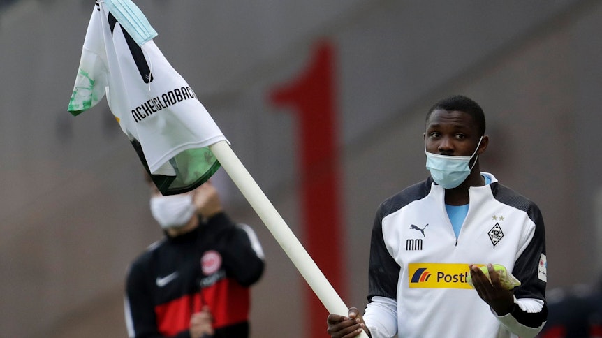 Eckfahnen-Jubel mit Mundschutz: Marcus Thuram feiert Borussia Mönchengladbachs 3:1-Sieg bei Eintracht Frankfurt.