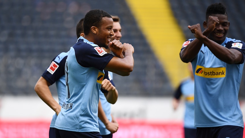 Alassane Plea feiert mit den Kollegen nach weniger als einer Minute das 1:0 für Borussia Mönchengladbach bei Eintracht Frankfurt.